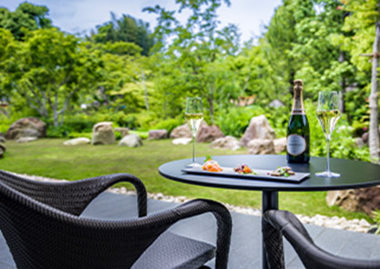 Lounge overlooking the “Yeishun no Niwa”